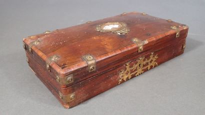 Coffret de jeux en placage de noyer, l'intérieur...