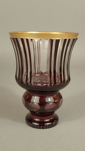 Vase taillé en cristal en partie doublé rouge...