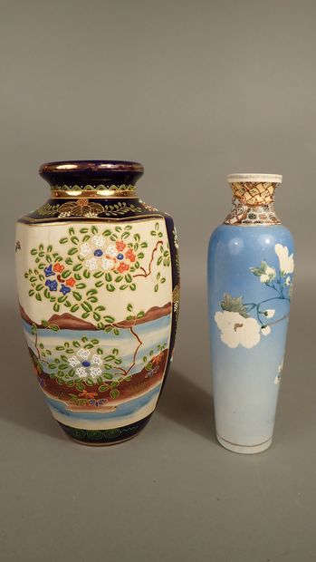 Vase fuselé en porcelaine de Satsuma à fond...