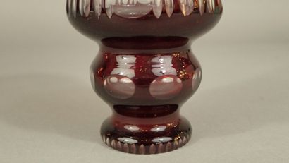 Vase taillé en cristal en partie doublé rouge...