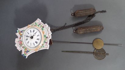 Pendule murale en porcelaine polychrome....