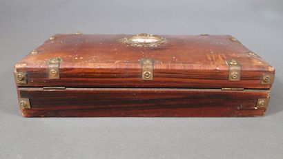 Coffret de jeux en placage de noyer, l'intérieur...