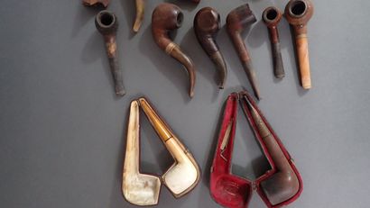 Lot de 20 pipes et un porte-pipes à cinq...