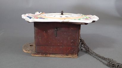 Pendule murale en porcelaine polychrome....