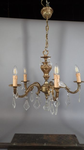 Lustre en bronze doré à pampille à cinq bras...