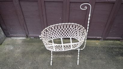Berceau à armature en métal peint blanc et...
