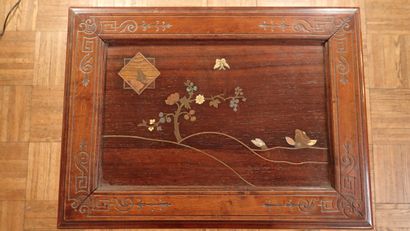 Table gigogne en noyer sculpté avec un plateau...