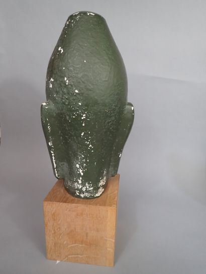 Tête de divinité asiatique en plâtre peint...