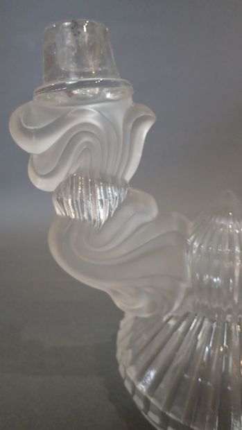 Bougeoir en verre moulé à deux bras de lumière,...
