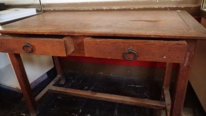 Table en chêne ouvrant par deux tiroirs,...