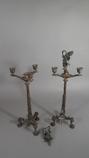 Paire de candélabres tripodes en bronze patiné...