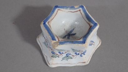 Lot de quatre encriers en faïence polychrome...