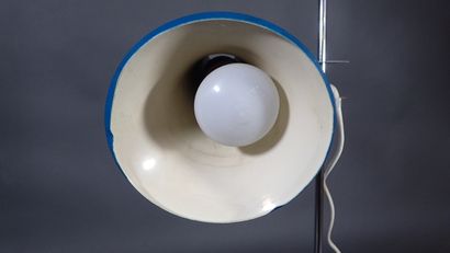 Lampe en métal chromé, l'abat-jour de forme...