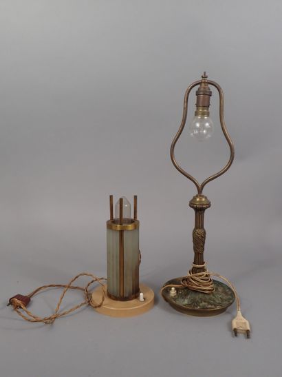 Deux pieds de lampe. Un en bronze ciselé...
