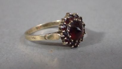 Ensemble comprenant : 
- une bague 