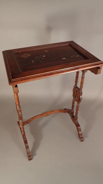 Table gigogne en noyer sculpté avec un plateau...
