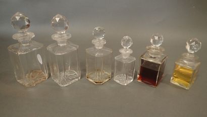 Lot de 6 flacons anciens à parfum en cristal,...