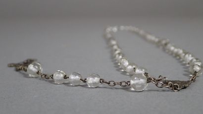Chapelet en argent et perles. Poids brut...