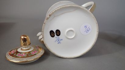 Ensemble d'un service en porcelaine polychrome...
