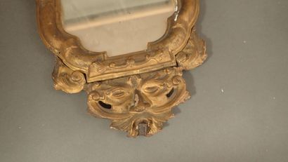 *Miroir de style baroque formant porte-lumière...