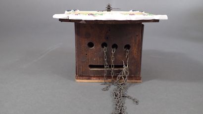 Pendule murale en porcelaine polychrome....