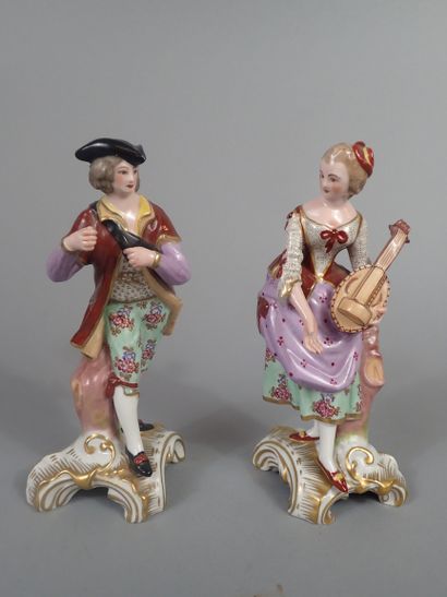Paire de sujets en porcelaine polychrome...