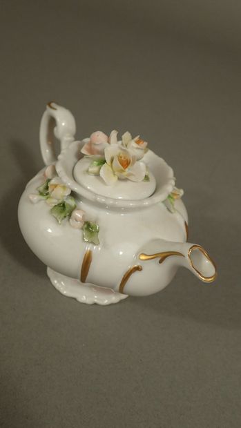 CAPODIMONTE à Naples. Théière miniature avec...