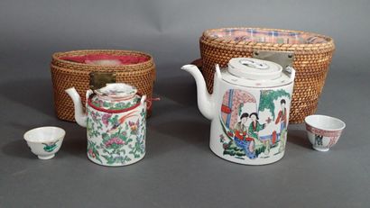 Ensemble de deux paniers avec leur théière...