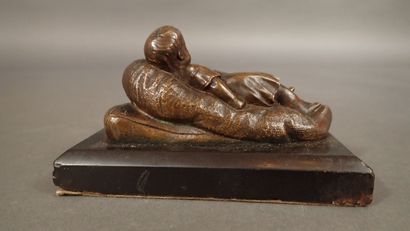 Petit sujet en bronze à patine brune figurant...