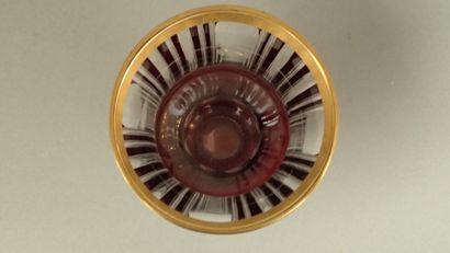 Vase taillé en cristal en partie doublé rouge...