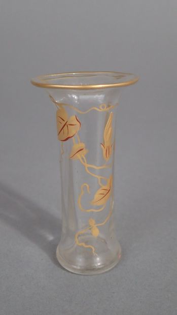 Vase miniature en verre à côtes à décor rehaussé...