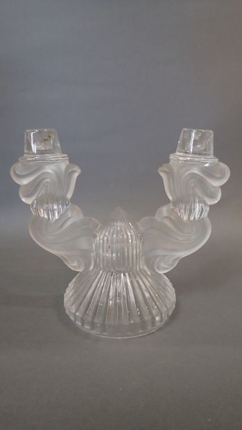 Bougeoir en verre moulé à deux bras de lumière,...
