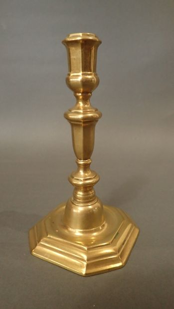 Bougeoir en laiton. XVIIème siècle (hauteur...