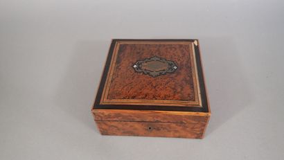Coffret en placage de bois de ronce de noyer...