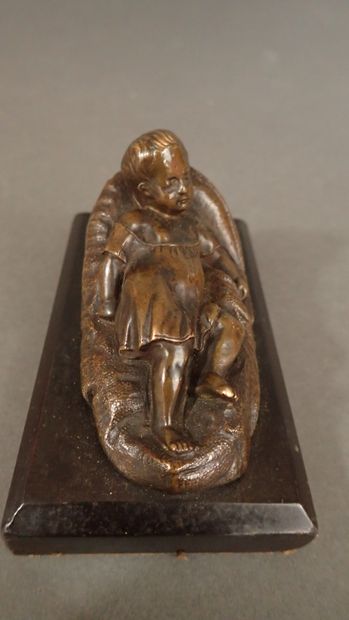 Petit sujet en bronze à patine brune figurant...