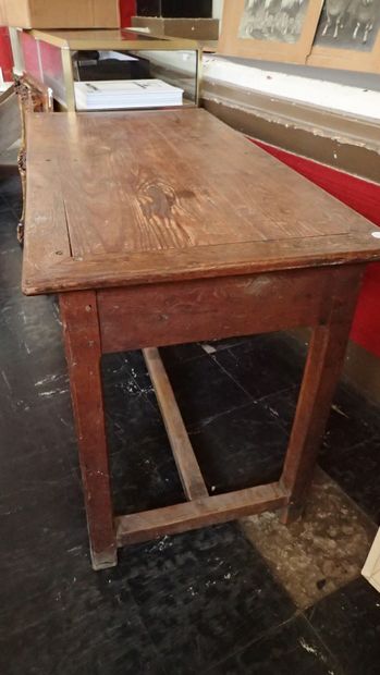 Table en chêne ouvrant par deux tiroirs,...