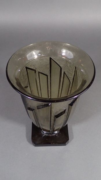 VERLYS. Vase de forme tulipe en verre teinté...