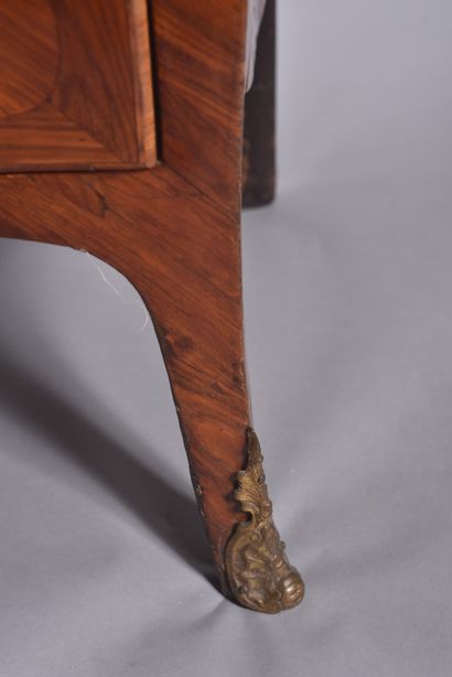 Commode en placage de noyer et de satiné...