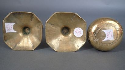 - Paire de bougeoirs en bronze doré, coupé...