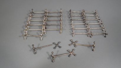 Lot de 14 porte-couteaux en métal argenté,...