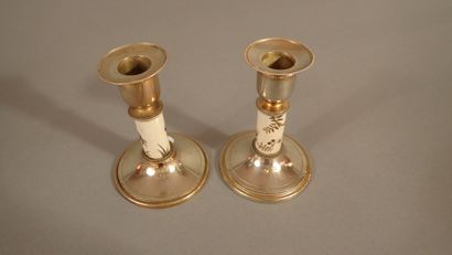 Paire de petits bougeoirs en laiton, le fût...