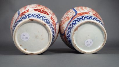 Paire de vases balustres en porcelaine imari...