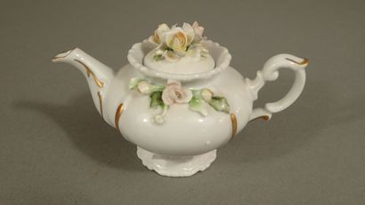 CAPODIMONTE à Naples. Théière miniature avec...