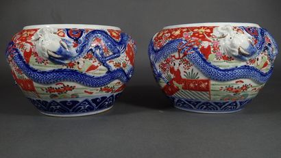 Paire de cache-pots en porcelaine imari à...