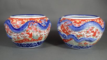 Paire de cache-pots en porcelaine imari à...