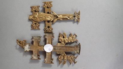 Crucifix en bronze patiné sur fond rayonnant....