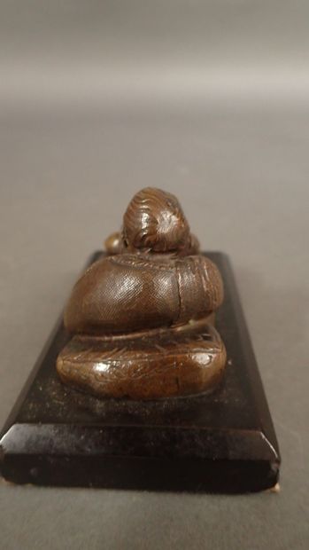 Petit sujet en bronze à patine brune figurant...
