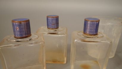 Garniture de toilette en verre et émail bleu...
