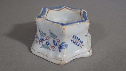 Lot de quatre encriers en faïence polychrome...