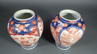 Paire de vases balustres en porcelaine imari...